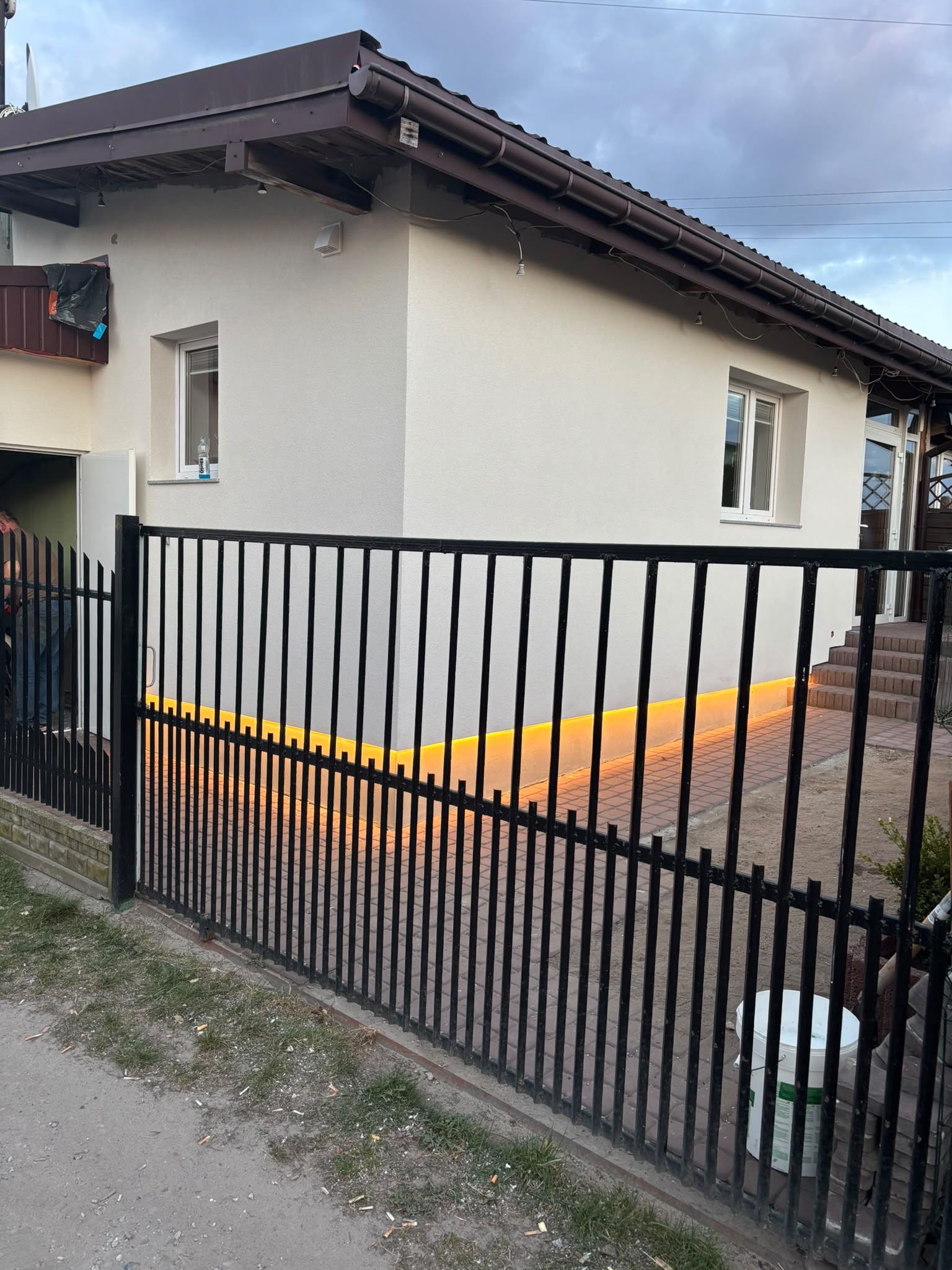 Elewacja z podbitką i oświetleniem